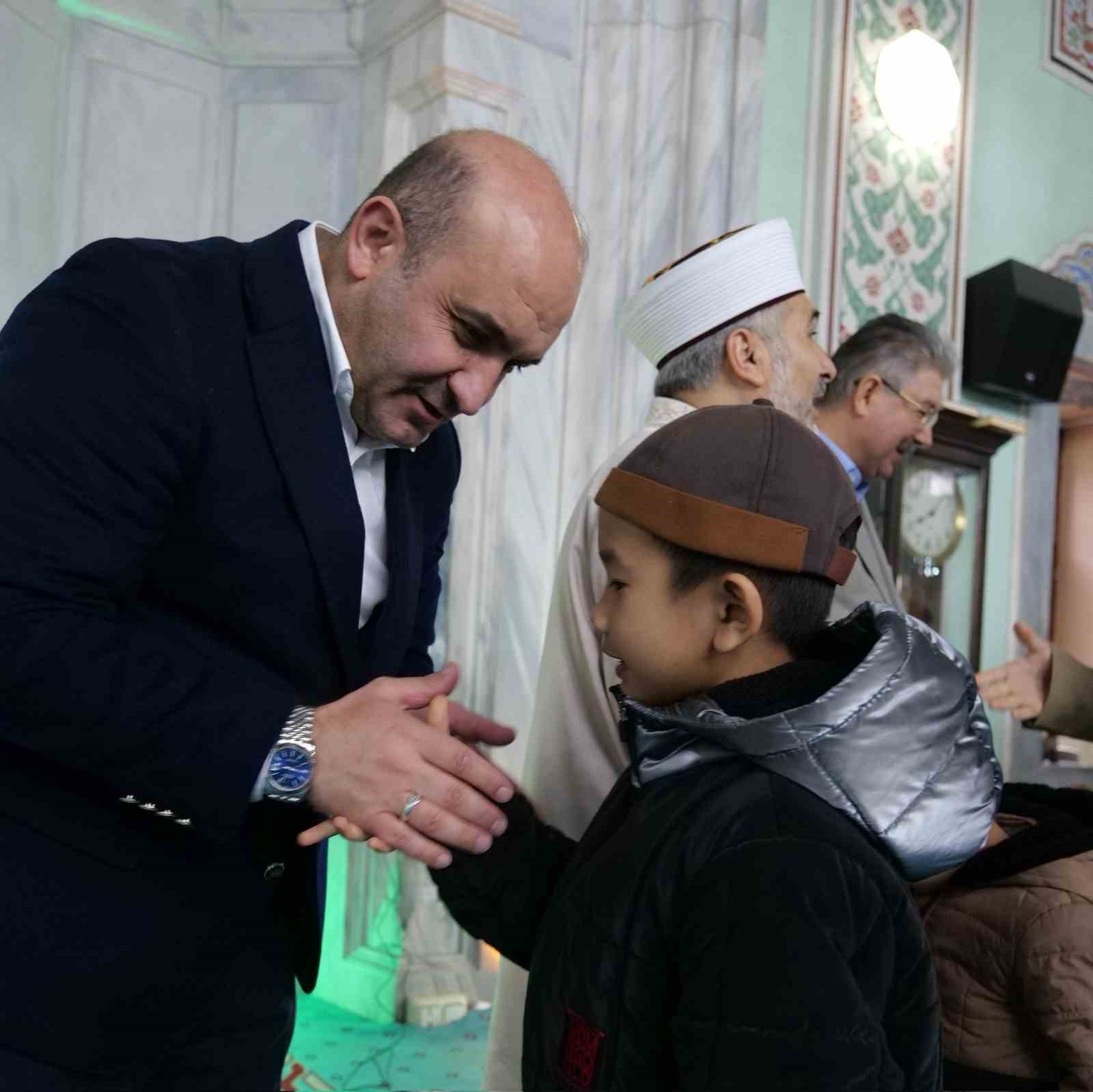 AK Parti İl Başkanı Gürhan Albayrak, Reşadiye Camii’nde vatandaşlarla bayramlaştı