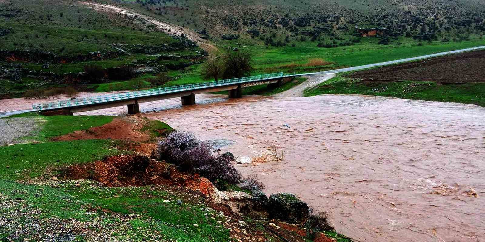 Araban’da etkili olan sağanak yağış Sıtma Pınar Çayı’nın debisini arttırdı