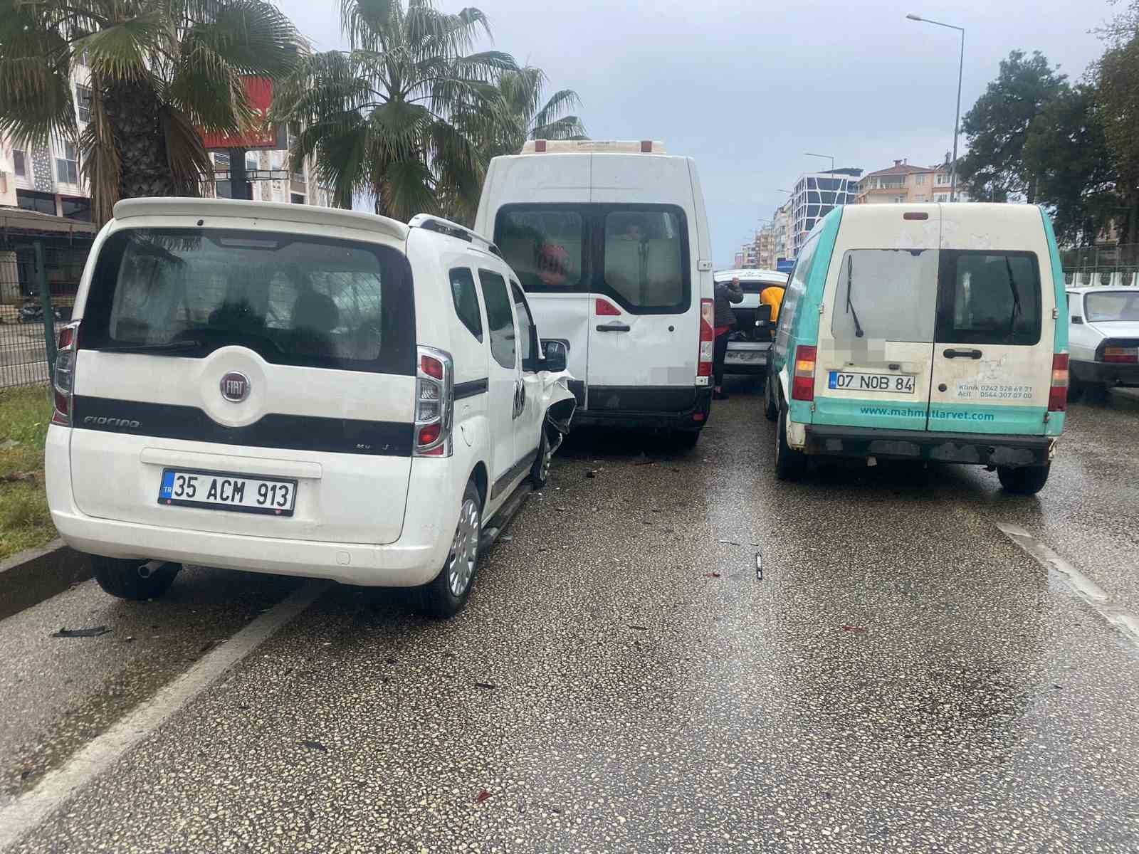 Antalya’da 4 araçlı zincirleme kaza: Araçta sıkışan yolcu itfaiye ekiplerince çıkartıldı