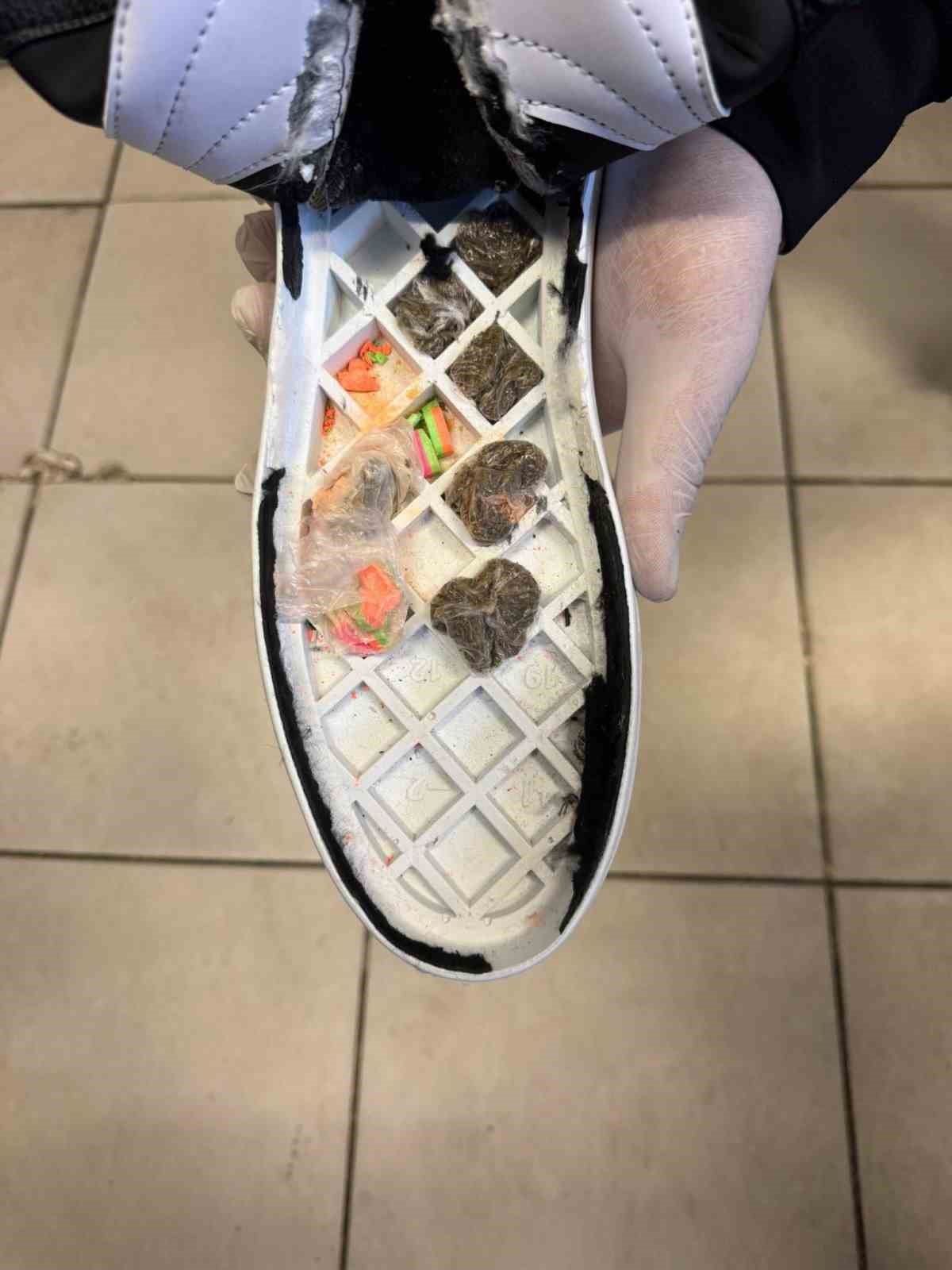 Ayakkabı tabanına zulalanmış uyuşturucu ele geçirildi