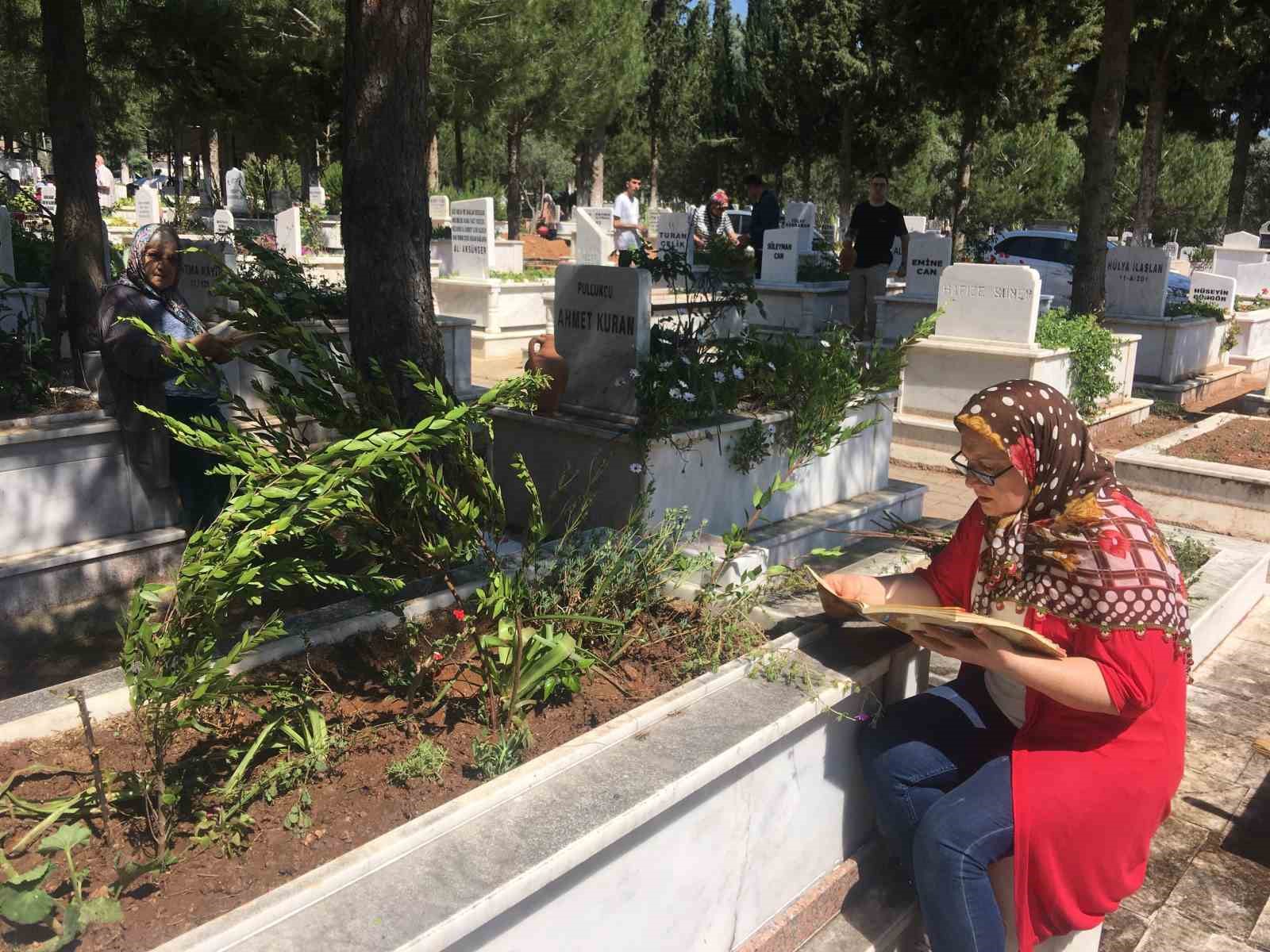 Bayramın ilk günü mezarlıklarda yoğunluk