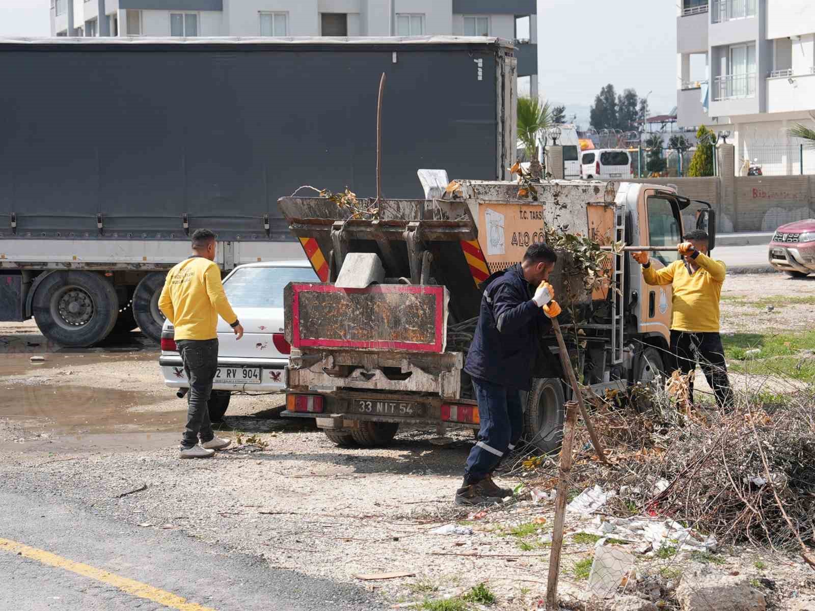 Tarsus’ta bayram öncesinden başlatılan temizlik ve ilaçlama çalışmaları sürüyor