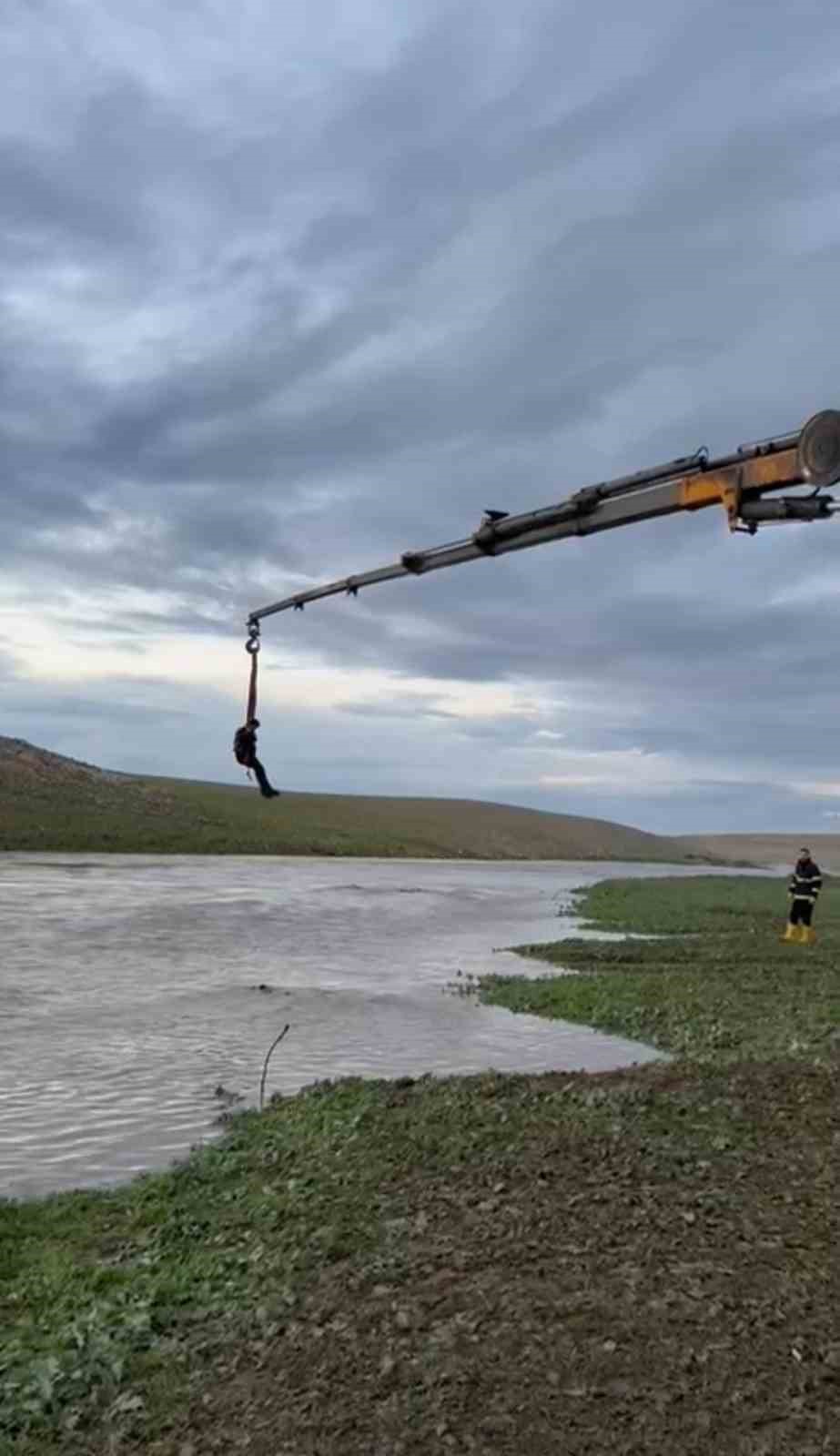 Şanlıurfa’da dere sularına kapılan traktör sürücüsü vinçle kurtarıldı