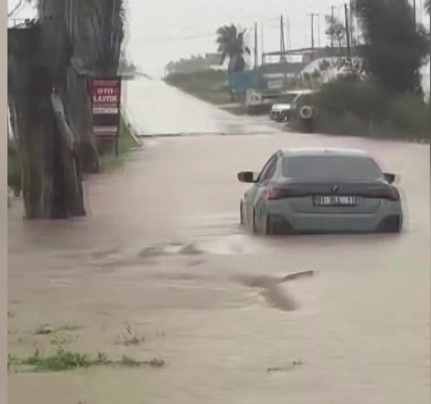 Karataş’ta sağanak hayatı felç etti: Yollar ve tarlalar göle döndü