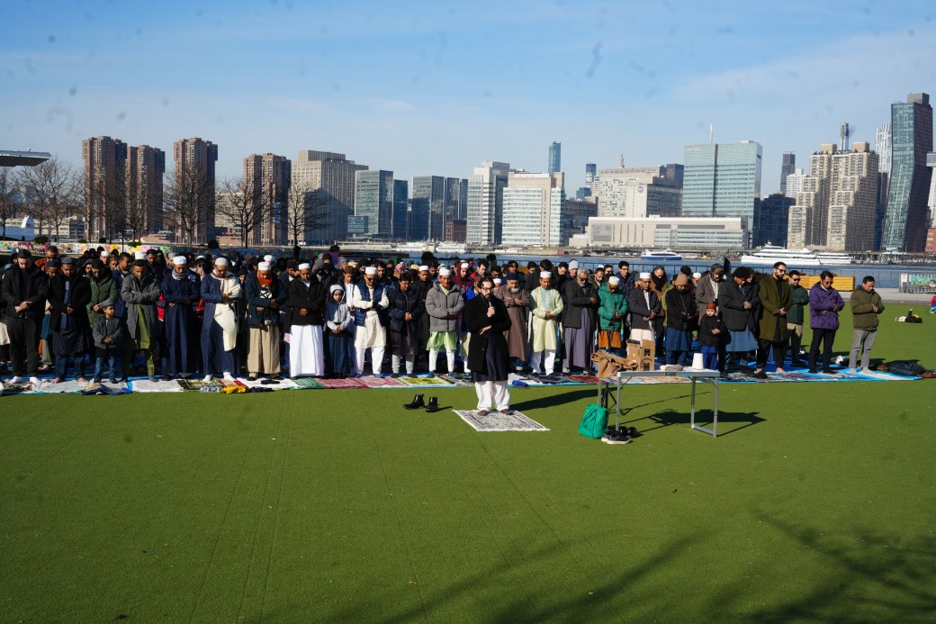 New York’ta bayram namazı sokaklara taştı