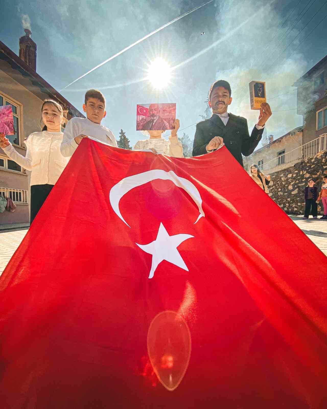 Milli Mücadele ruhunu en etkileyici kareye sığdırdı