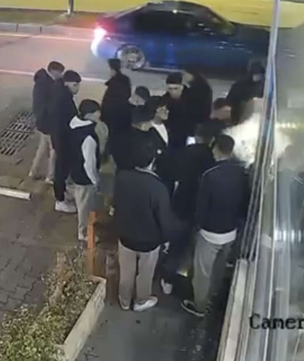 Konuşuyormuş gibi yapıp aniden yumruk attı, ortalık meydan muharebesini aratmadı