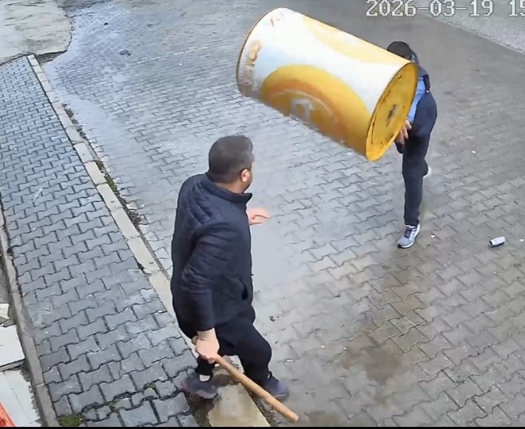 Kavgada eline geçirdiği varil, parke taşı ve masayı karşı tarafın üzerine attı