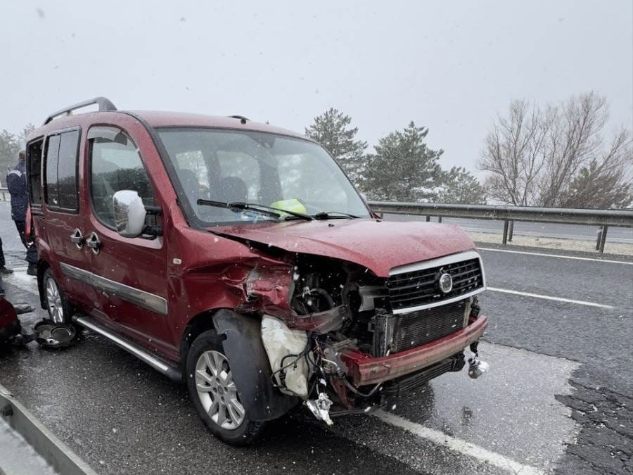 Uşak’ta hafif ticari aracın bariyere çarpması sonucu 6 kişi yaralandı