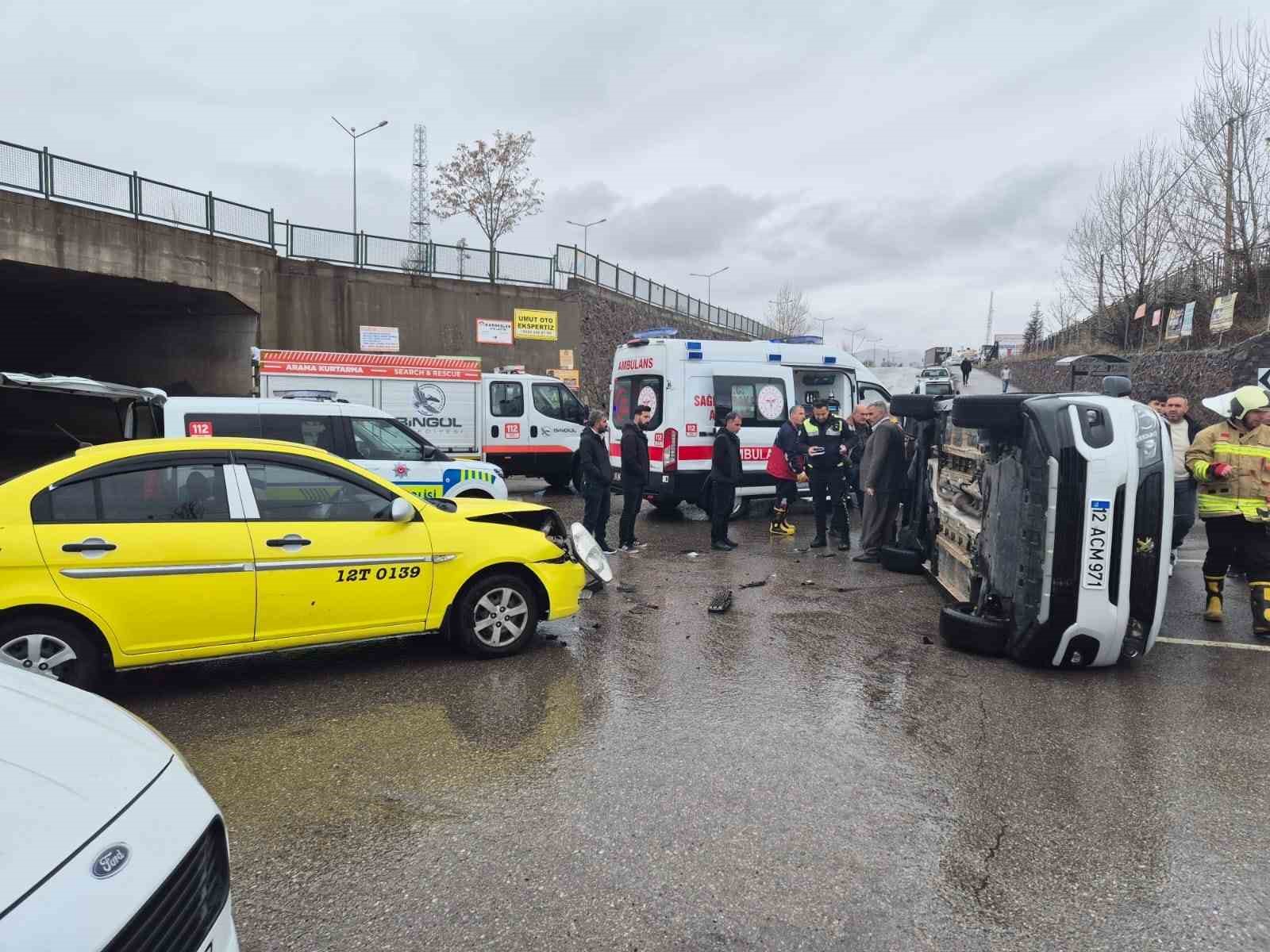 Bingöl’de trafik kazası : 5 yaralı