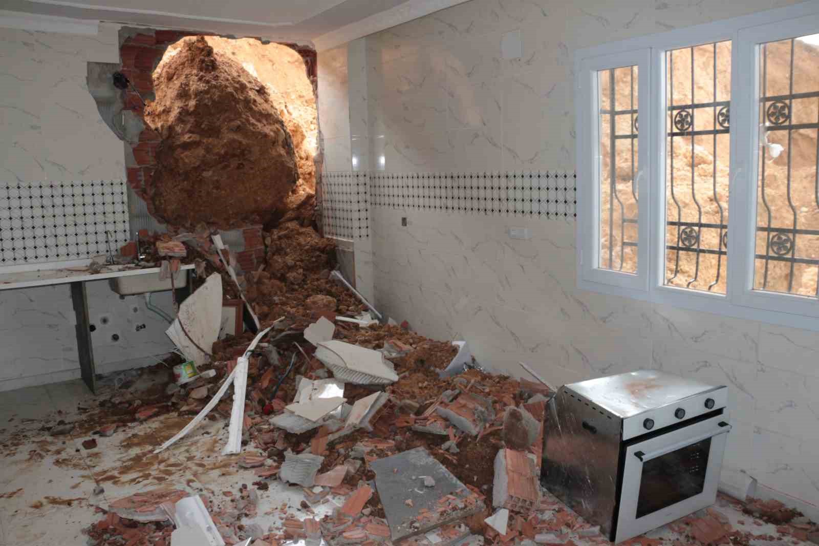 Cizre’de sağanak yağış heyelana neden oldu, dev kayalar evi yıktı