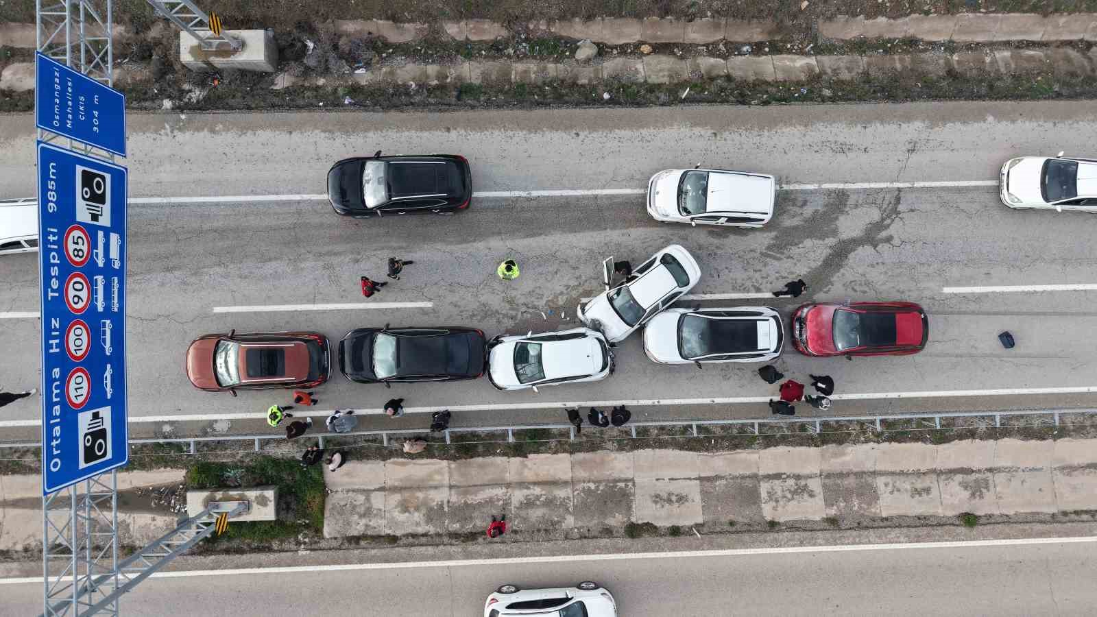 Bayram dönüşü zincirleme kaza: Anne ve iki çocuğu yaralandı
