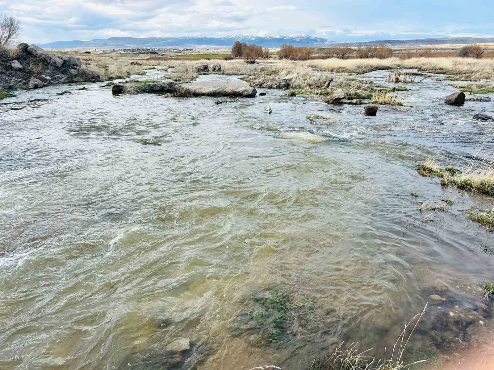 Kayseri’nin bir ilçesinde baharın habercisi dere suları akmaya başladı