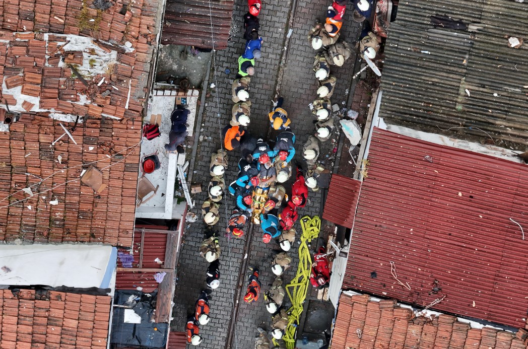 Fatih’te enkaz altında kalan 1 kişi daha kurtarıldı
