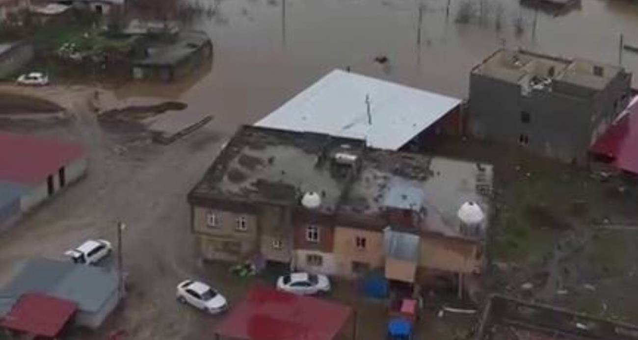 Dereler taştı, mahalle sular altında kaldı