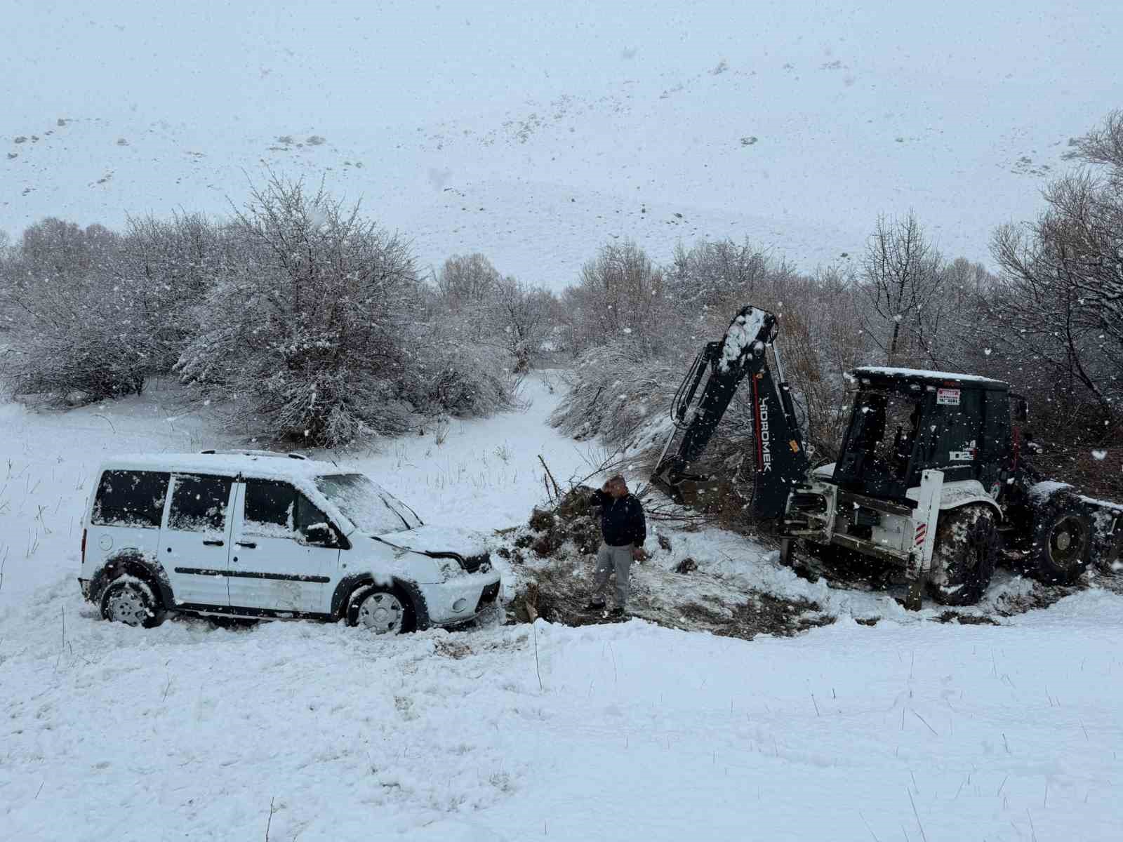 Hakkari-Van kara yolunda kaza: 2 yaralı