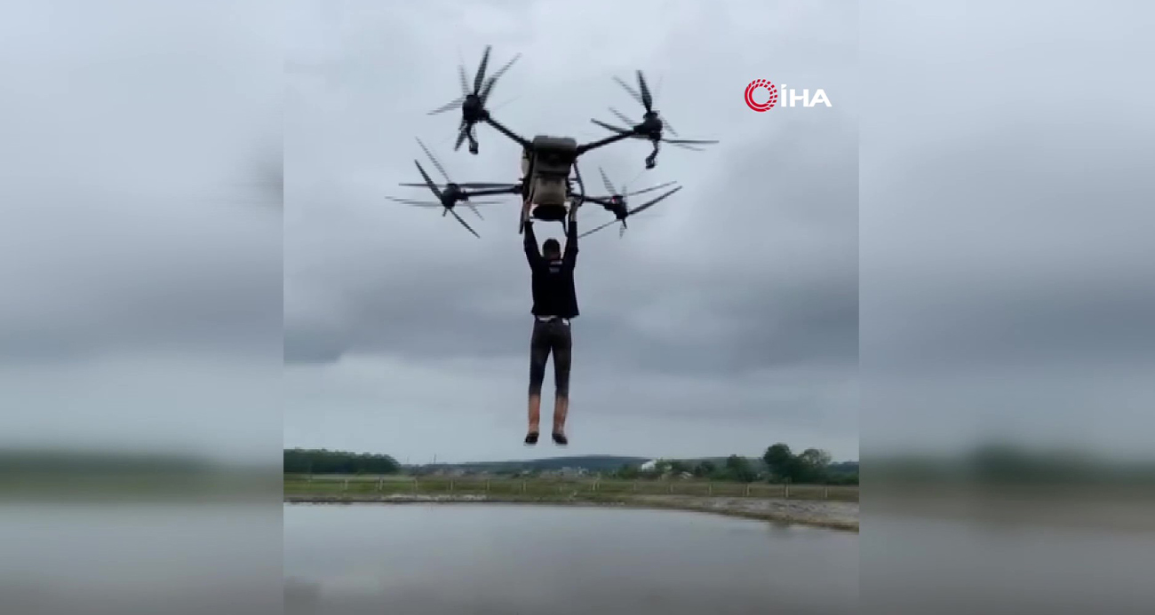 Çeltik tarlasında tehlikeli yolculuk: Drona asılıp uçtu