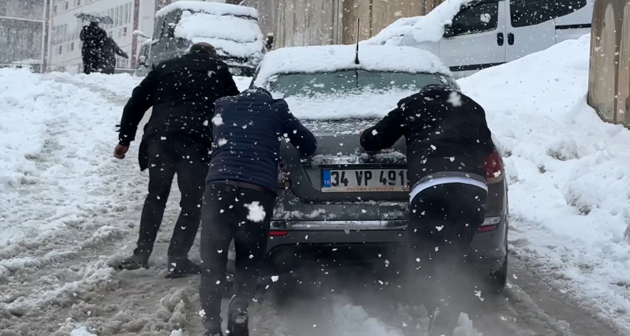 Yüksekova’da kar yağışı etkisini arttırdı, araçlar rampada mahsur kaldı