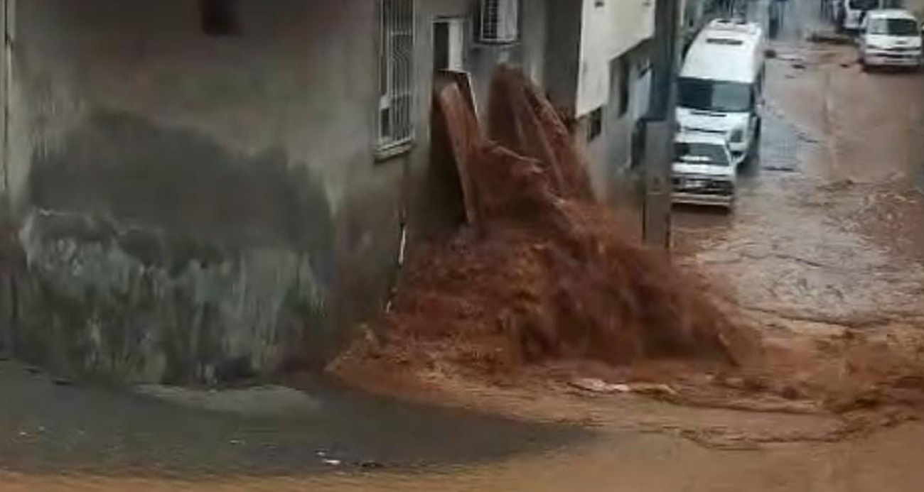 Şanlıurfa’da sağanak yağış sele dönüştü: Ev ve oteli su bastı
