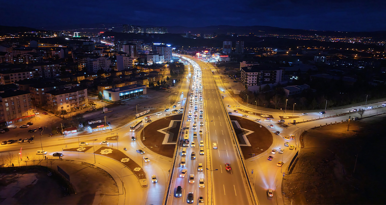 Bayram bitiyor, tatilciler mega kentlere akın ediyor: 43 ilin geçiş noktasında yoğun trafik