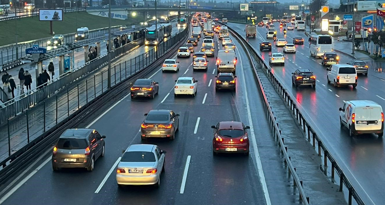 İstanbul’da bayram sonrası haftanın ilk günü sabah saatlerinde trafik yoğunluğu oluştu