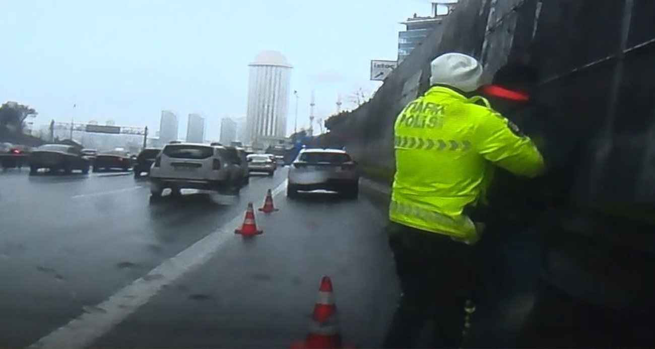Trafikte boğanıza şeker kaçtı, polisin Heimlich manevrası ile hayata döndü