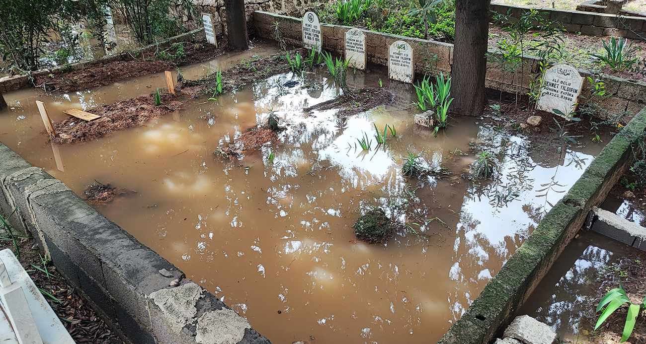 Adana’da mezarlık sular altında kaldı, vatandaşlar mezara poşetle girdi