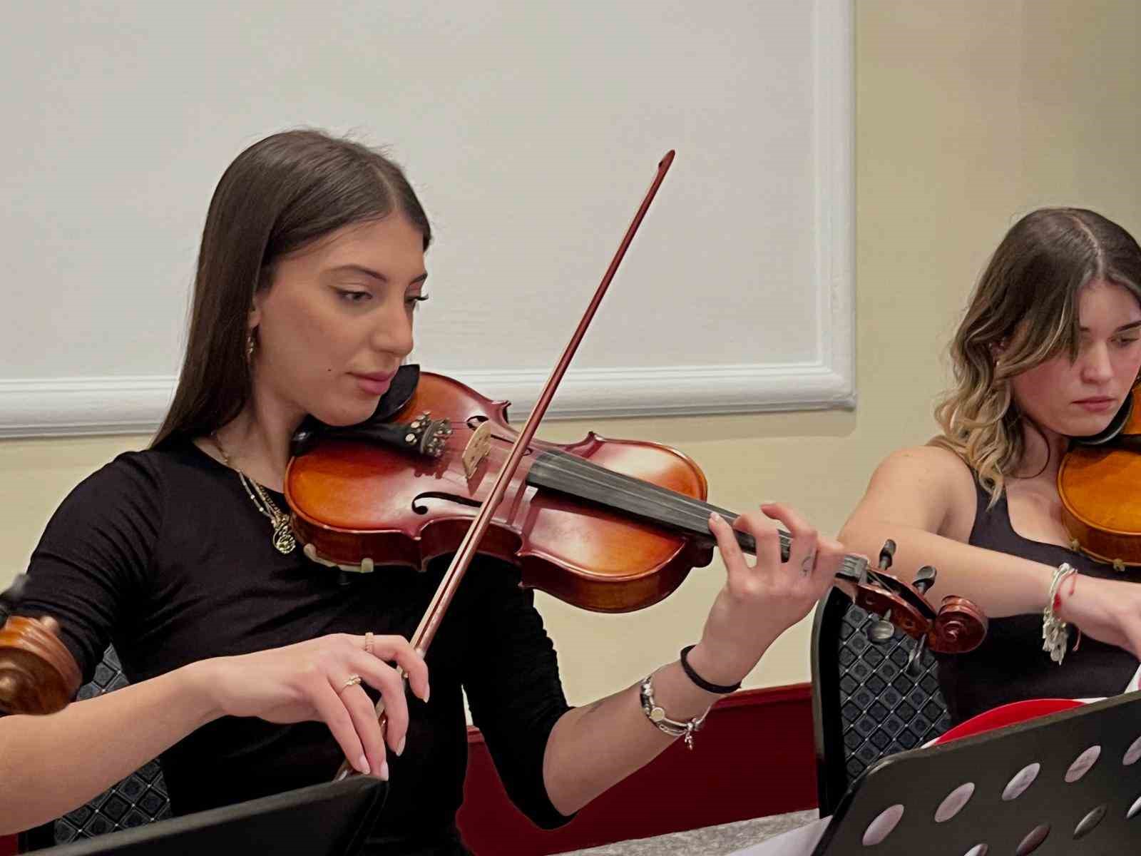 Öğrencilerden ‘çınarlara’ unutulmaz konser