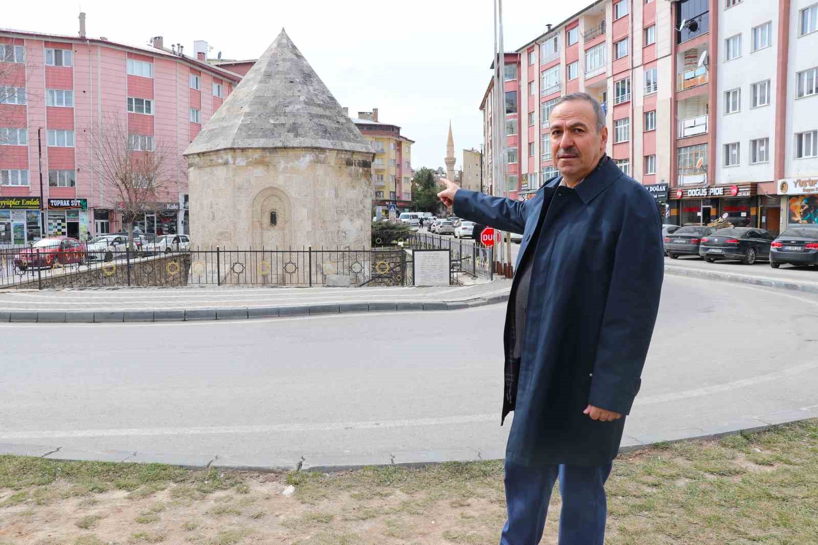Gün boyu insanlar fark etmeden yanından geçiyor, Anadolu’nun en büyük ahisi burada yatıyor