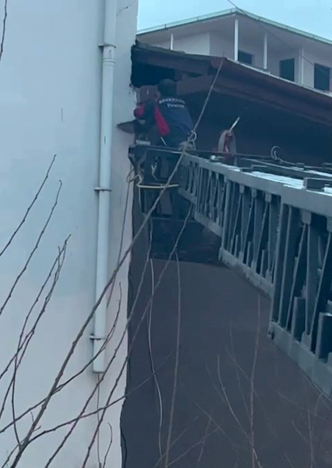 Takıldığı ipte asılı kalan güvercin kurtarıldı