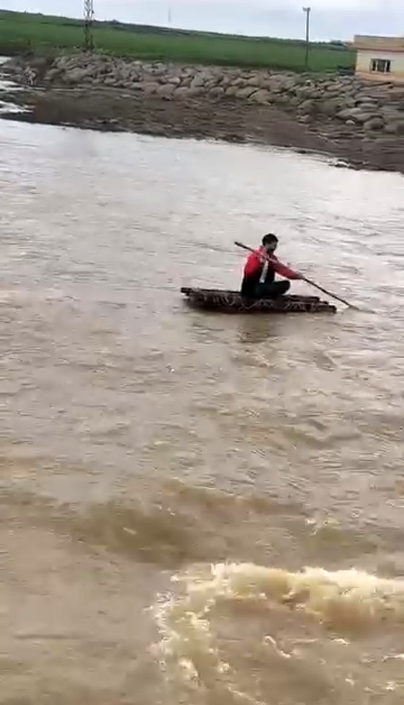 Mardin’de taşan derede sal keyfi