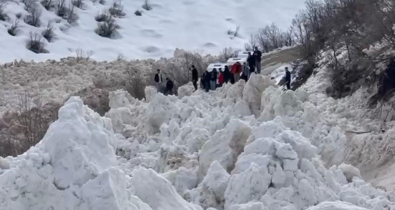 Şırnak’ta facianın eşiğinden dönüldü: Öğrencileri taşıyan servis çığ altında kalmaktan son anda kurtuldu