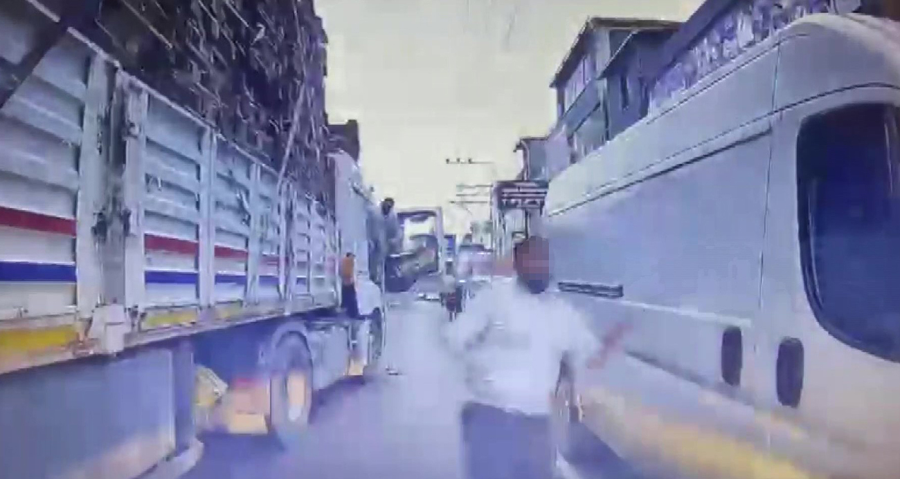 Trafikte dehşet: Tırdaki yolcu bıçakla saldırdı