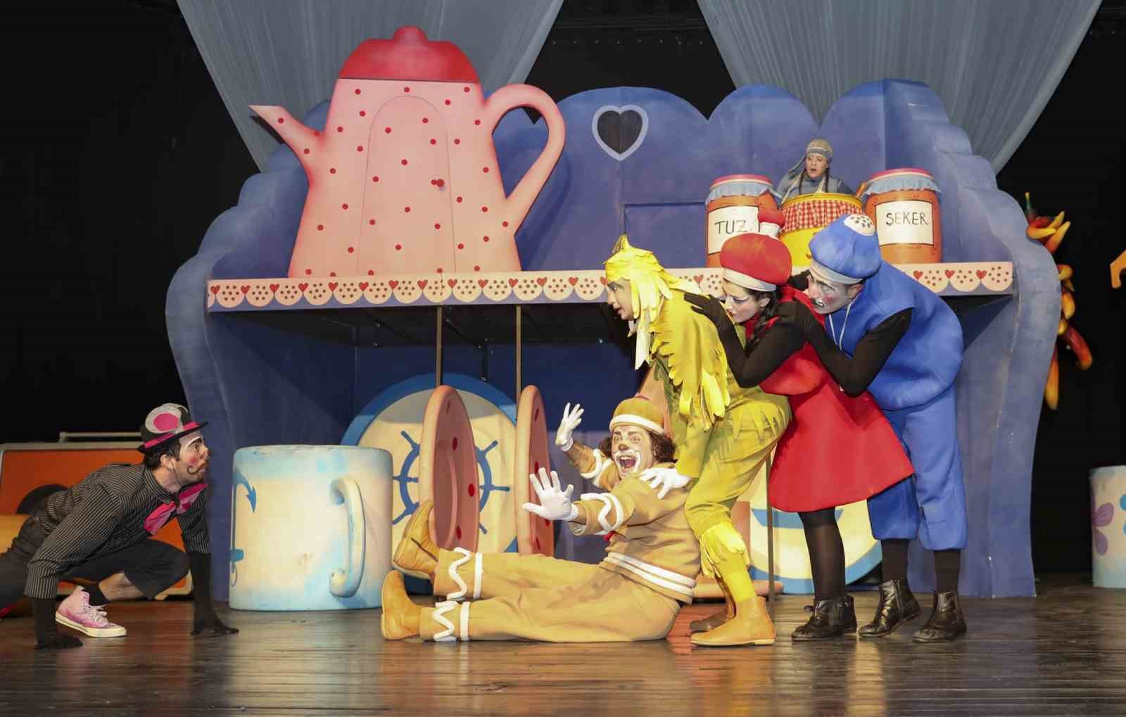 Mersin’de ‘Bisküvi Adam’ oyunu miniklerle buluştu