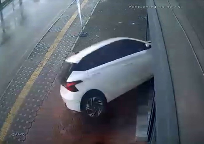 Otomobil iş yerinin vitrininden içeri girdi