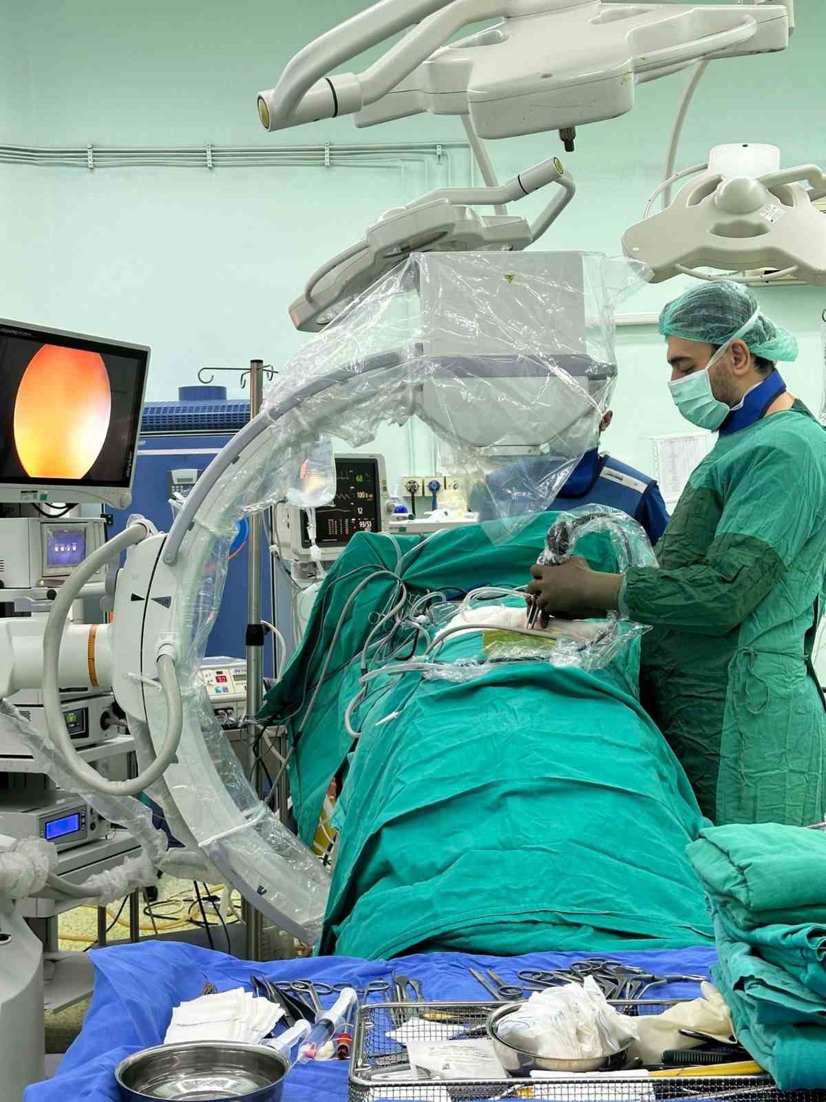 Aydın Devlet Hastanesi’nde kapalı bel fıtığı ameliyatı ilk kez uygulandı