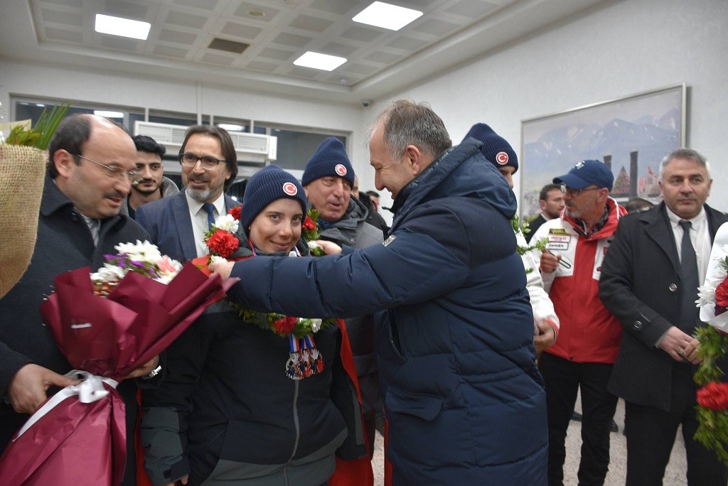 Meşaleler Dadaşların özel gururları için yandı