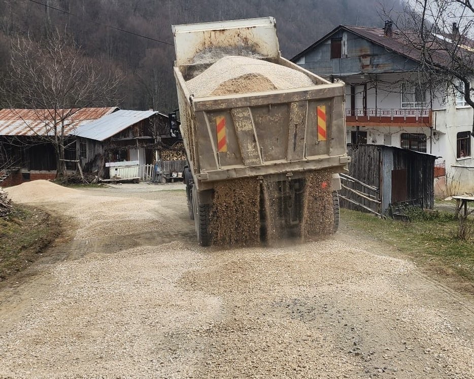 Yol bakım çalışmaları sürüyor