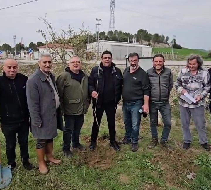 CHP’li başkandan galoşlu fidan dikimi