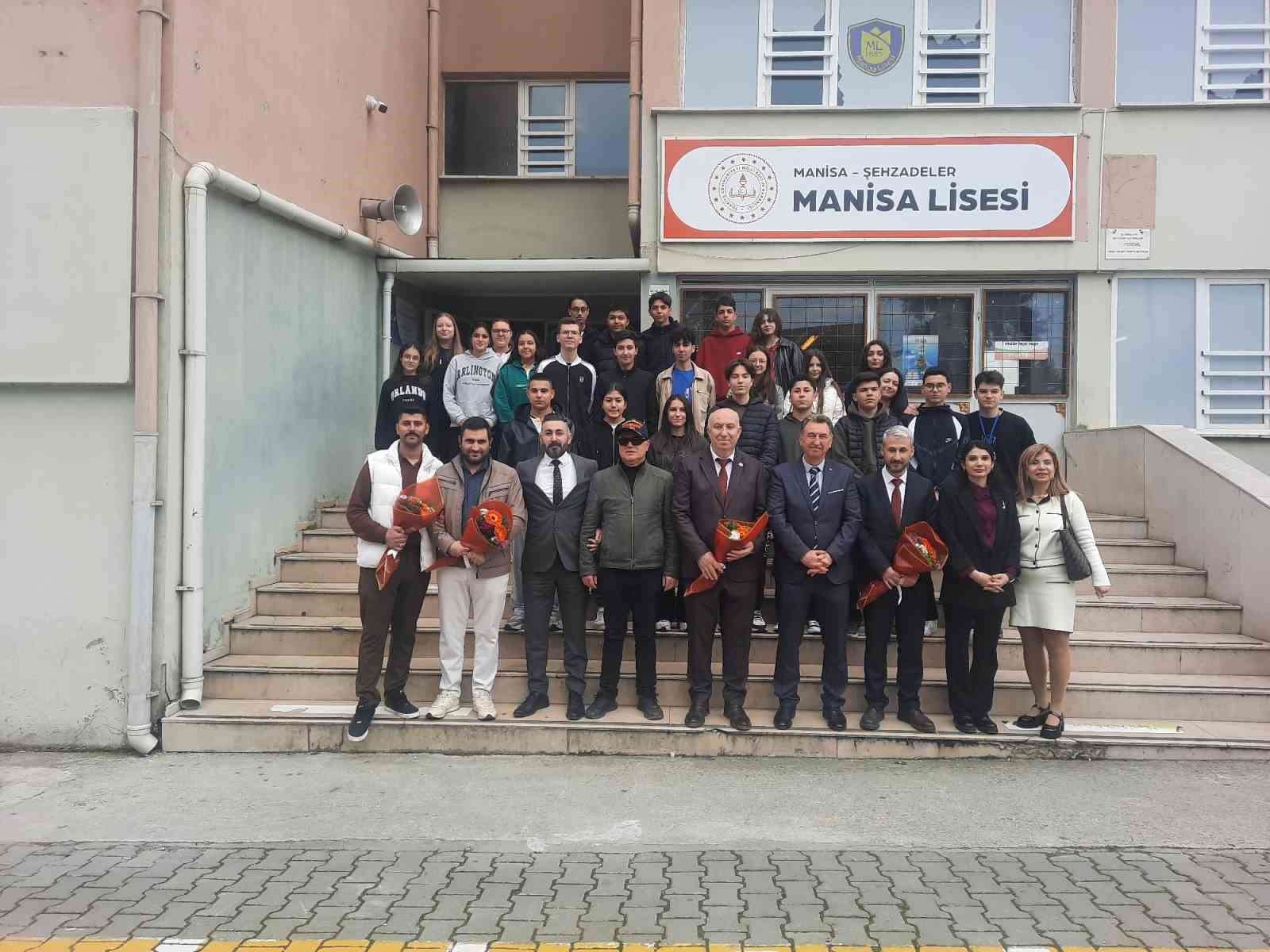 Şehit yakınları ve gaziler Manisa Lisesi’nde gençlerle buluştu