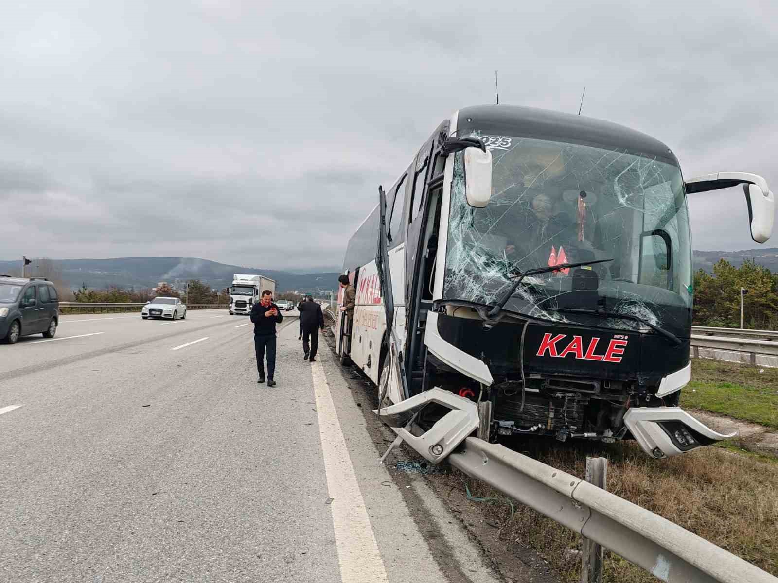 Bolu’da yolcu otobüsü ile çarpışan tır refüje savruldu