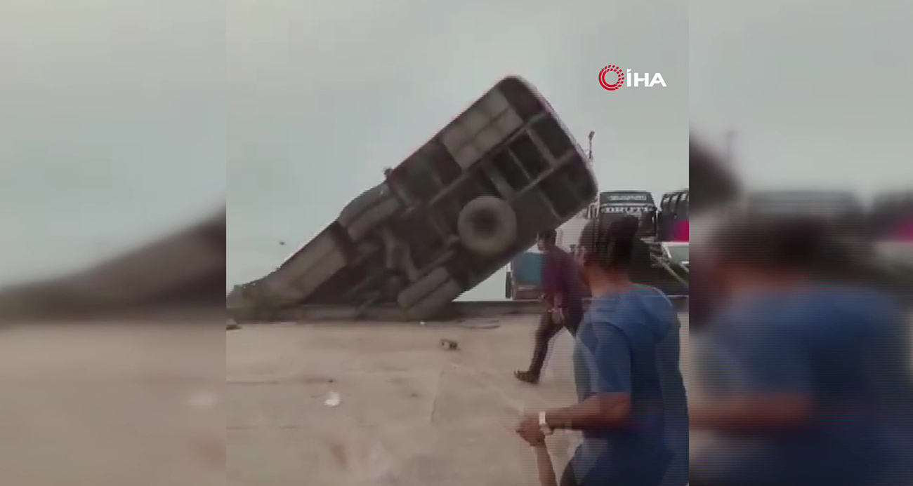 Bangladeş’te feribota girmeye çalışan yolcu otobüsü nehre düştü: 2 ölü