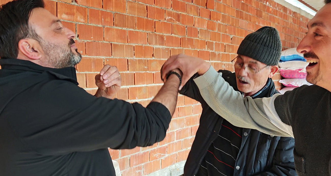 Vatandaşın çiftlik sahibi ile kurban pazarlığı renkli görüntüler oluşturdu