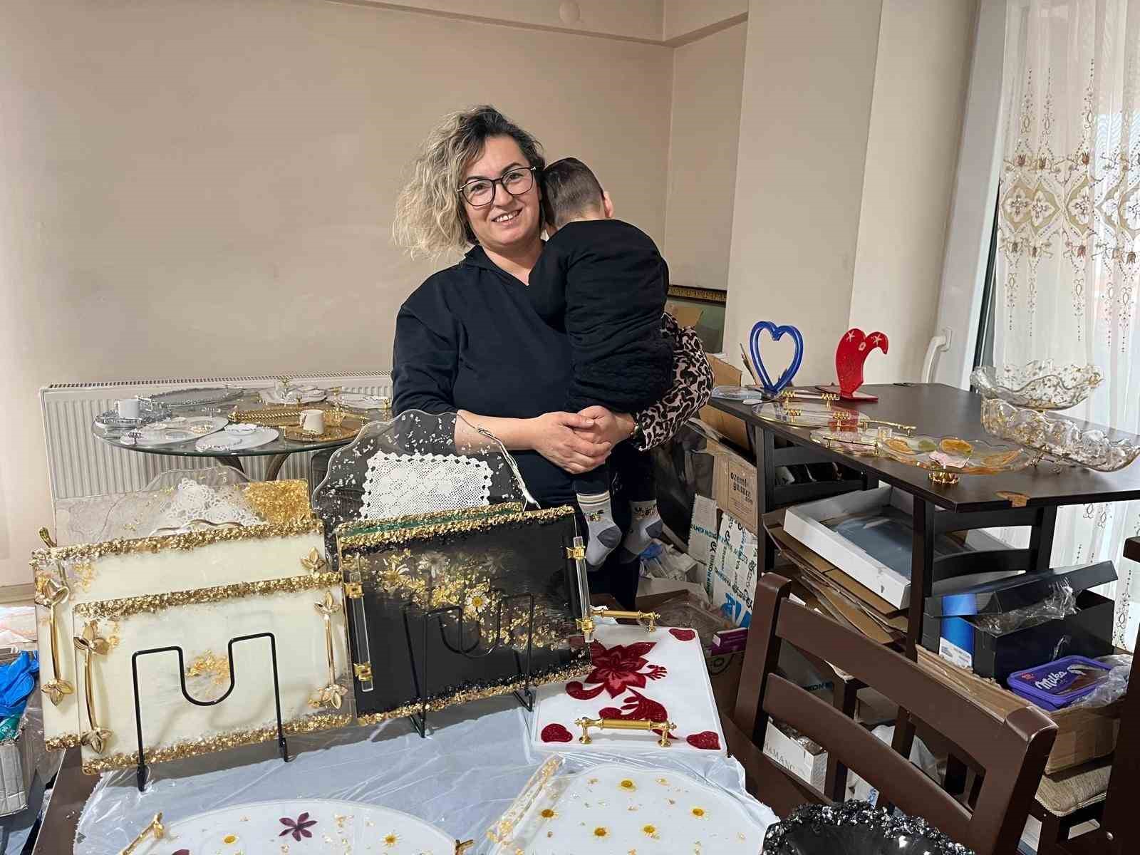 Oğlunun tedavi masrafları için evini atölyeye çevirdi