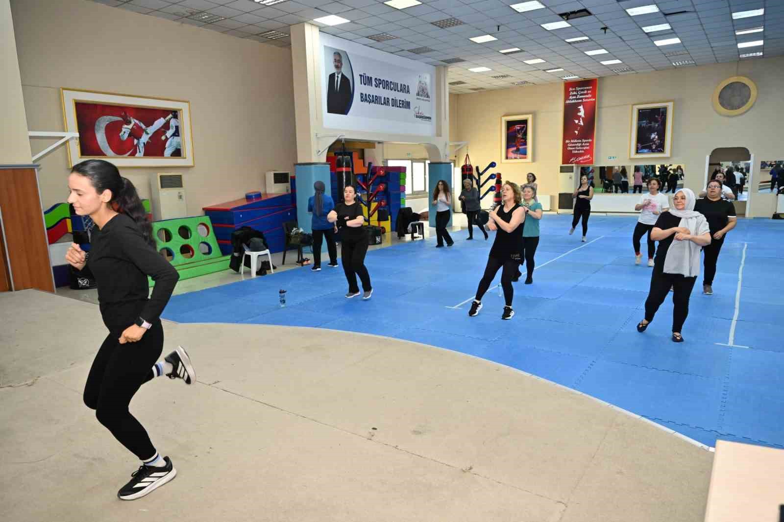 Kadınlar zumba ile hem spor yapıyor hem sosyalleşiyor