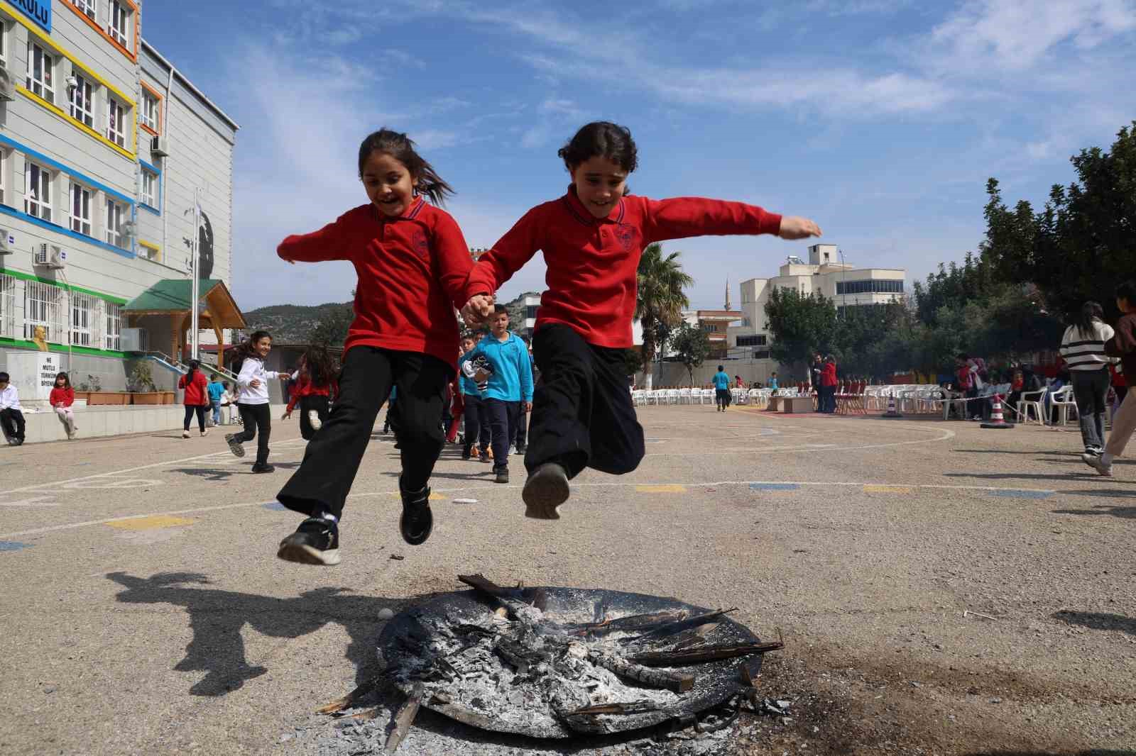 Kozan’da öğrenciler Nevruz’u coşkuyla kutladı