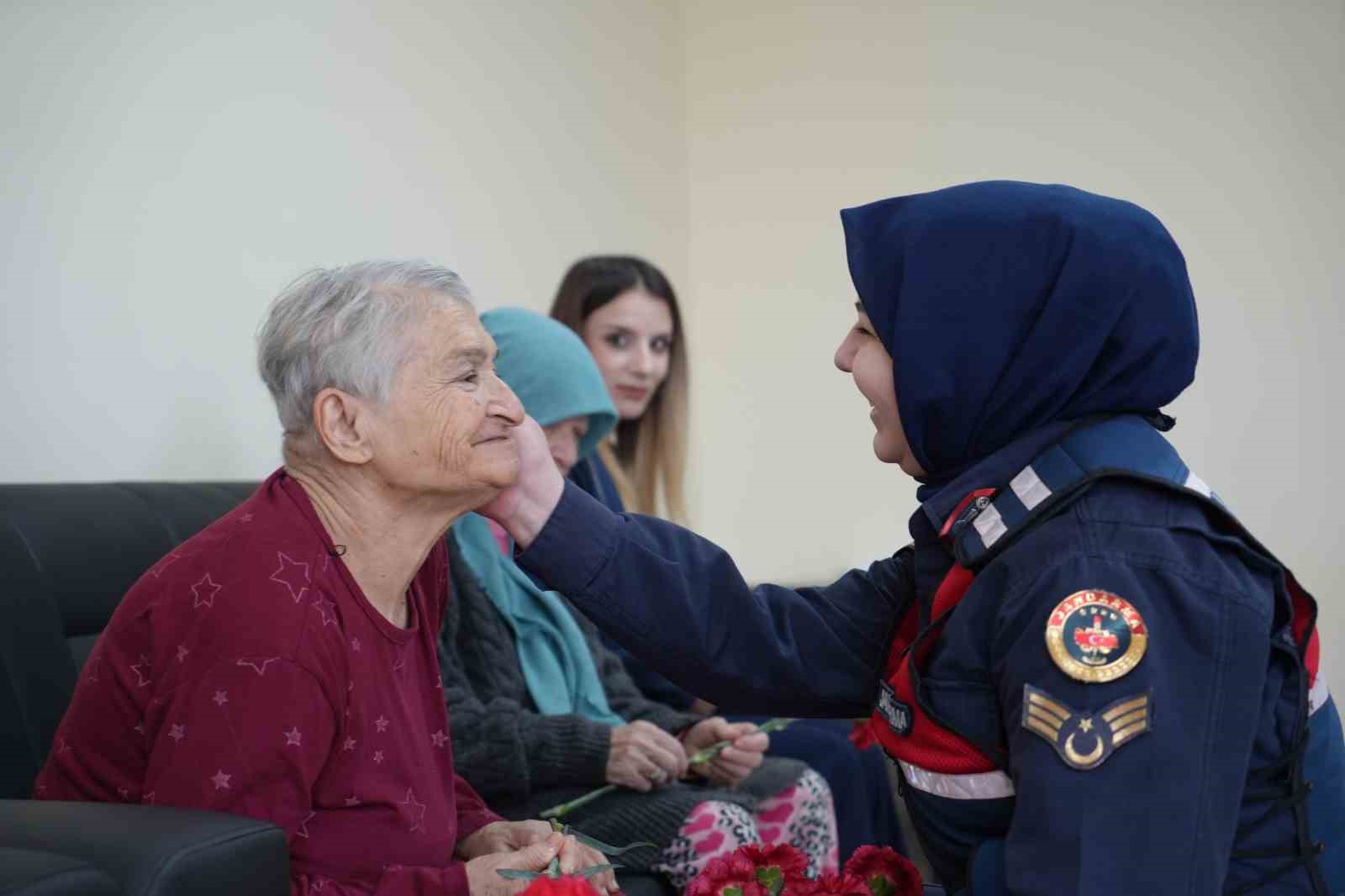 Bayburt’ta huzurevi sakinlerine jandarma sürprizi: Büyüklerin yüzü güldü