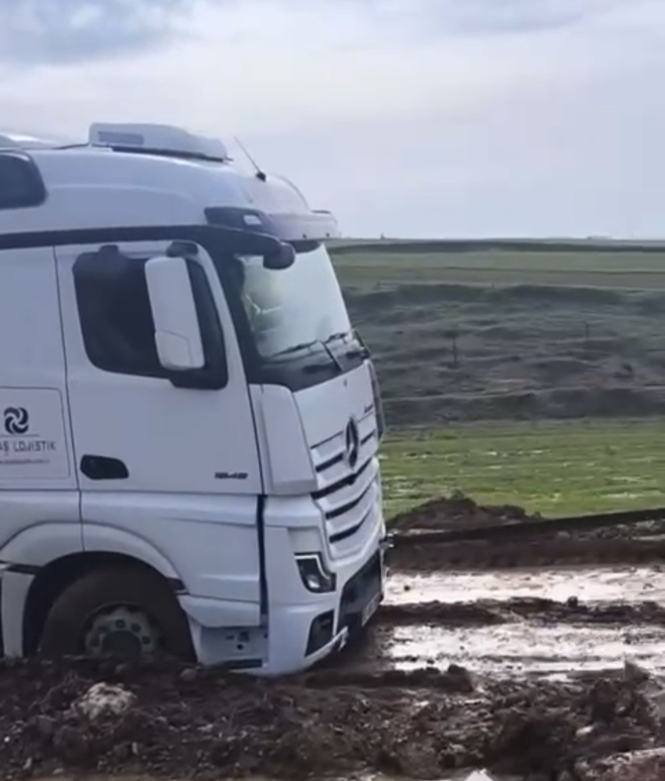 Siirt’te TPAO’ya ait tır çamura saplandı, köylüler seferber oldu