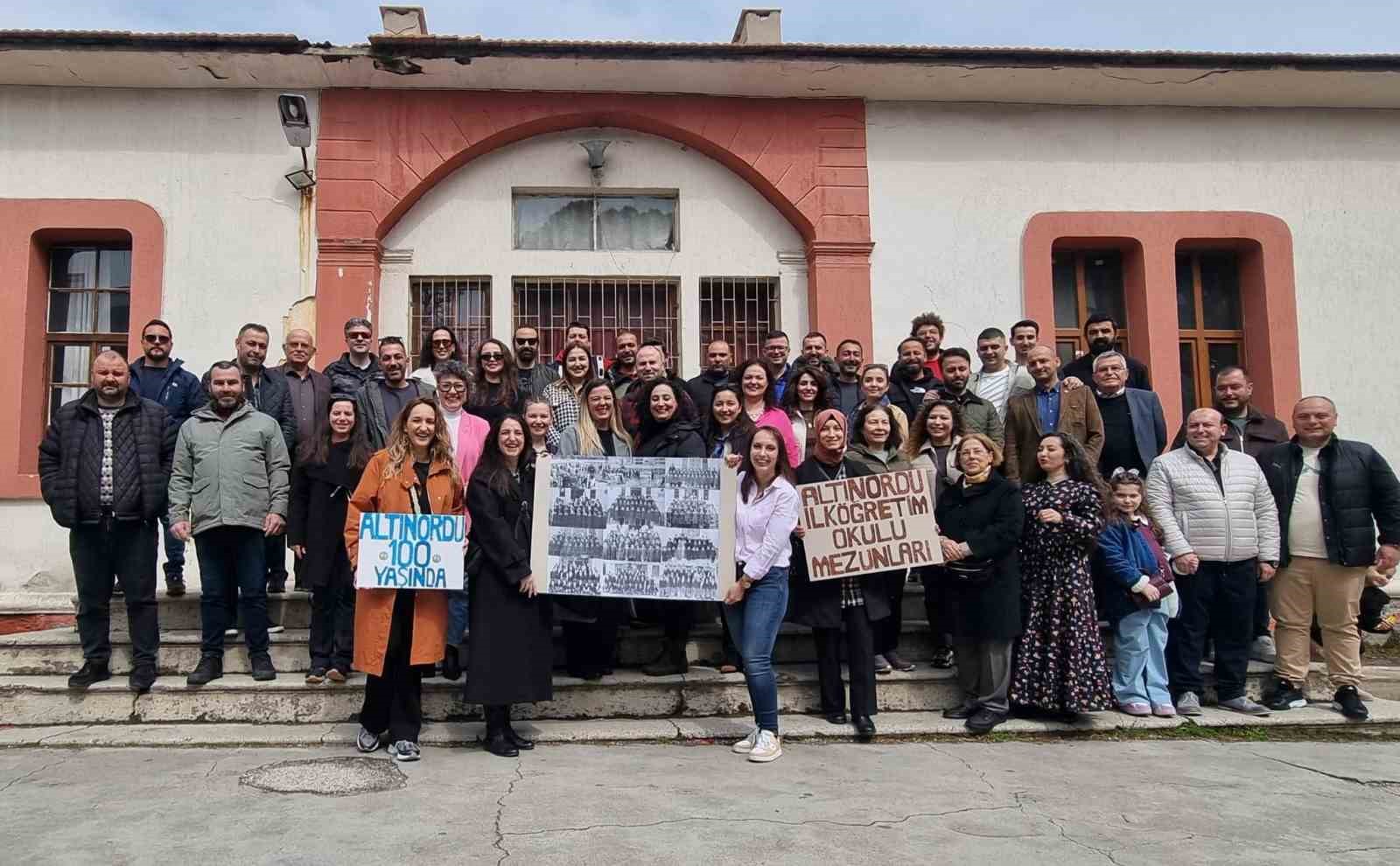 Salihli’de ilkokul mezunları 25 yıl sonra buluştu