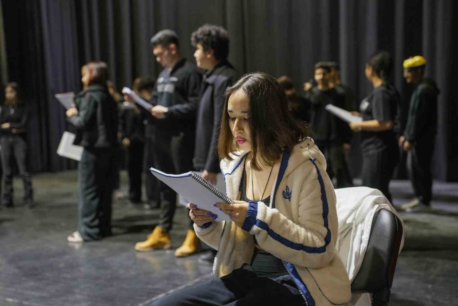 Mersin’de tiyatroya ilgi artıyor, kurslar yoğun katılımla sürüyor